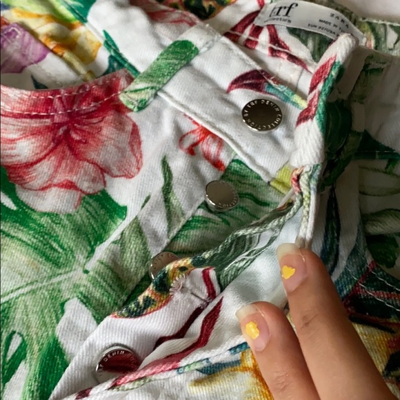 Zara pants with a tropical pattern - Picture 4 of 4
